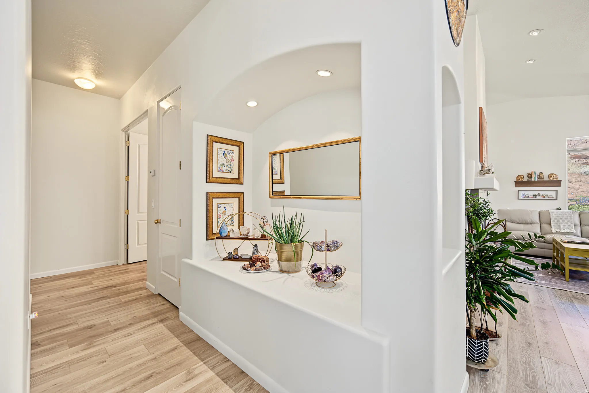 Archway entry featuring a built-in display niche with recessed lighting