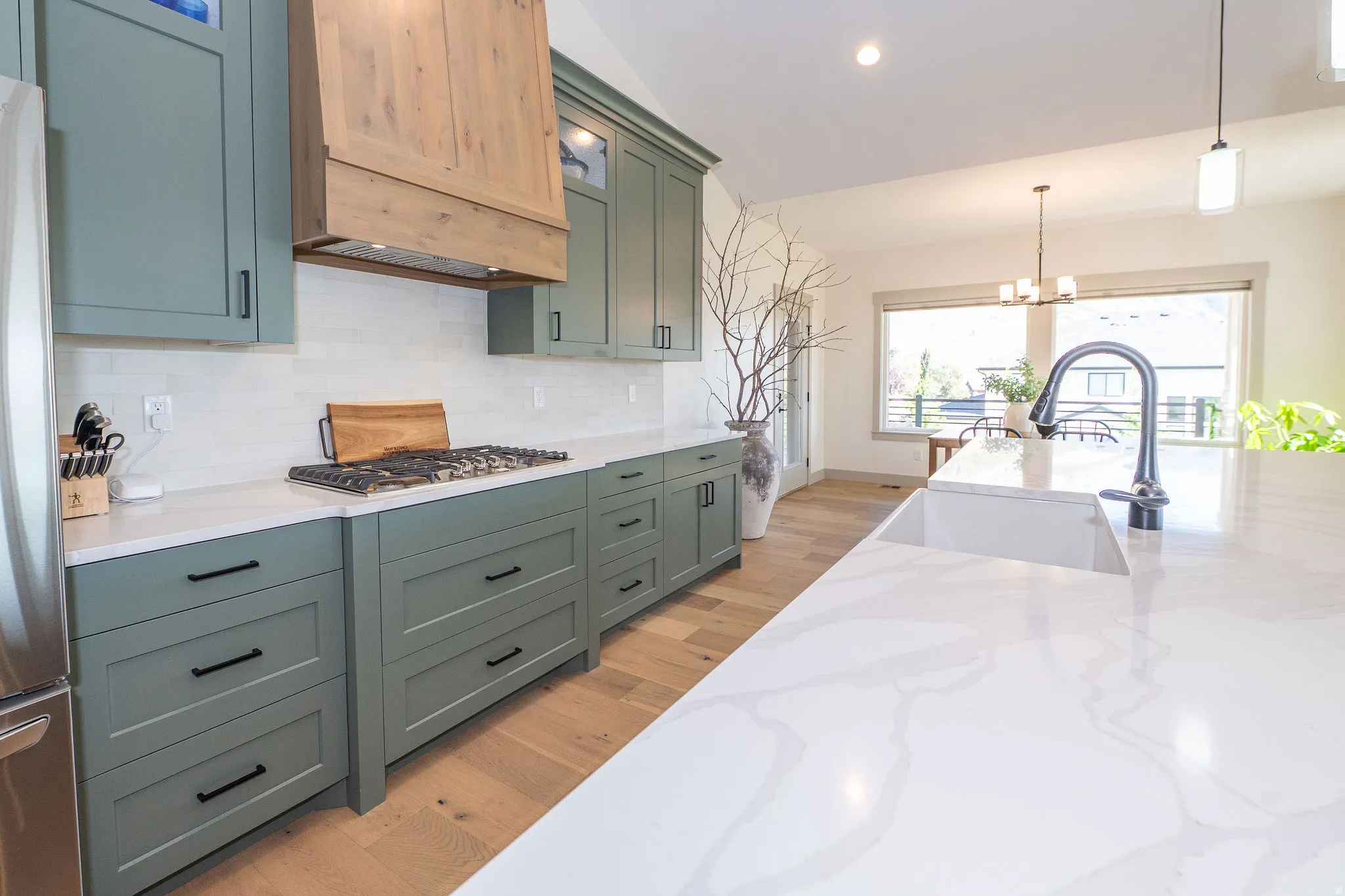 5 Burner Gas-Range With Decorative Hood with Fan
