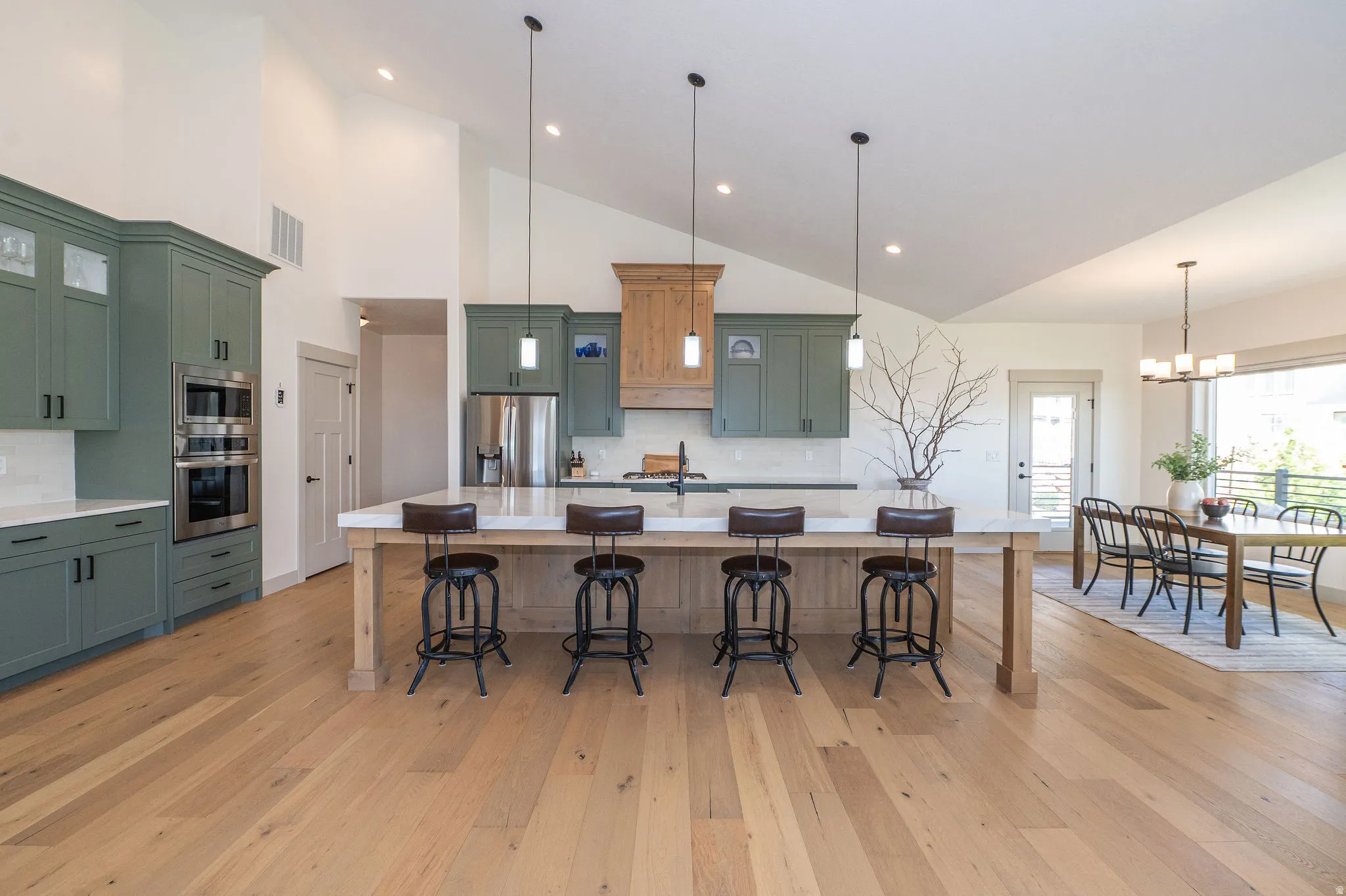 Kitchen & Dining
