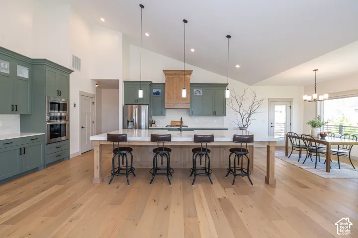 Kitchen & Dining