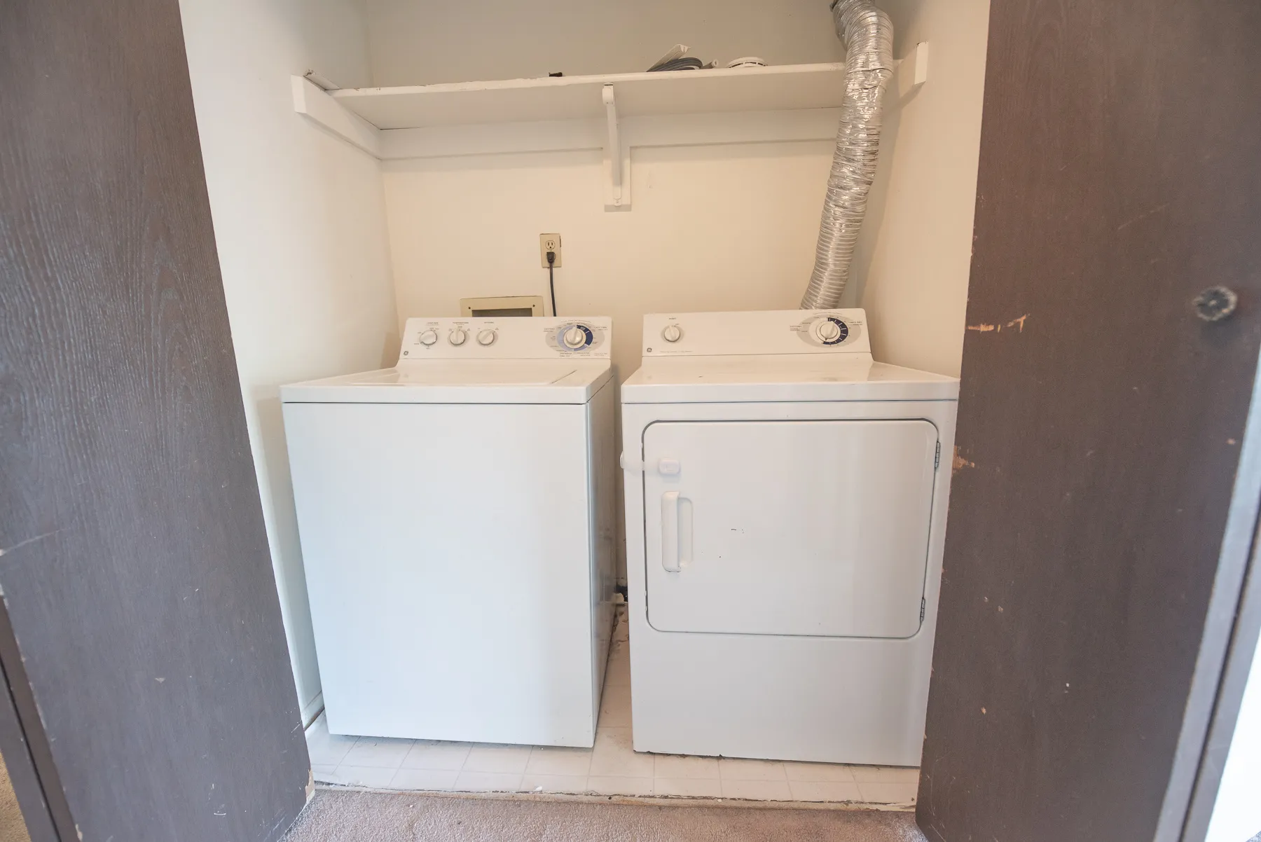 Integrated laundry appliances with upper shelving