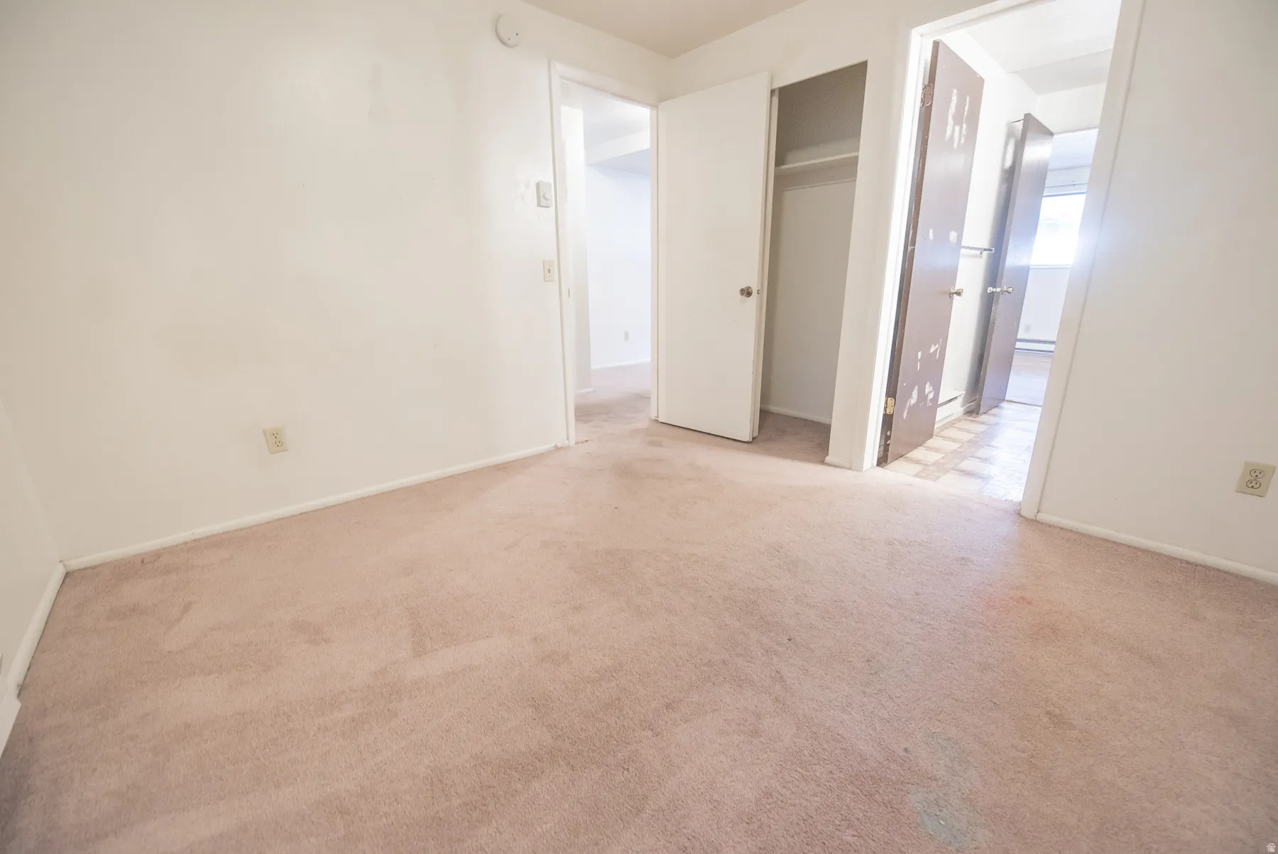 Wall-to-wall carpeting with light-toned walls