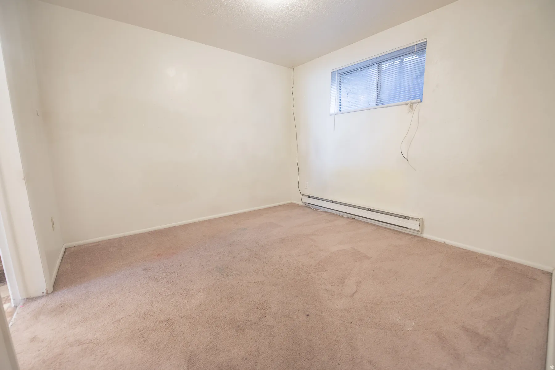 Recessed window with horizontal blinds