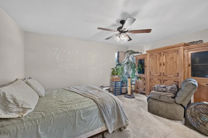 Ceiling fan with integrated lighting