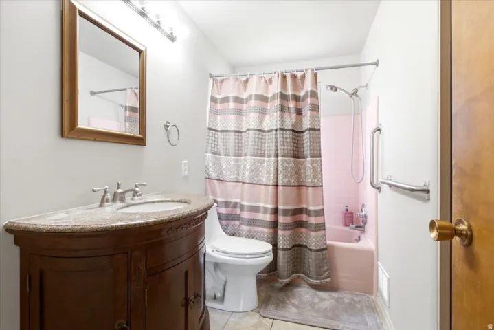 Vanity with an integrated basin and a curved countertop