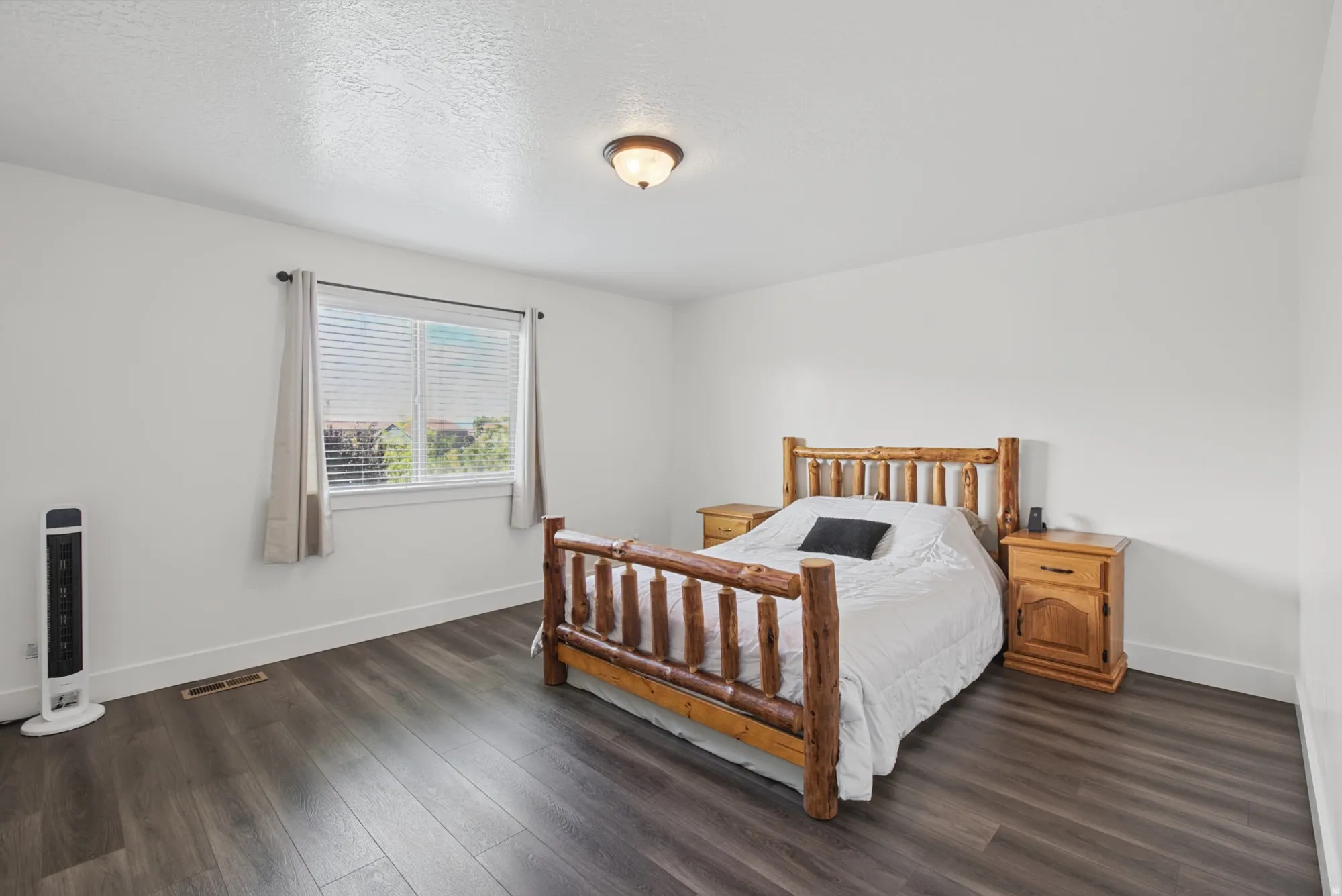 Recessed window with blinds
