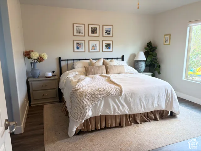 Wood-finish flooring with neutral wall tones