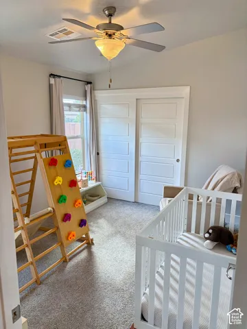 Neutral wall tones with carpeted flooring