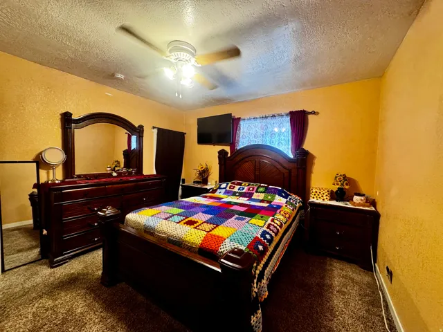 Ceiling fan with integrated lighting