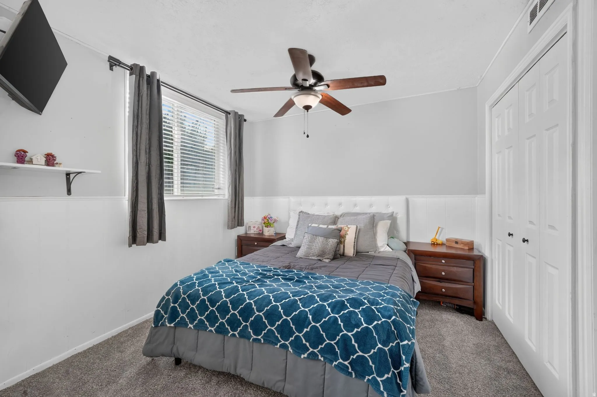 Ceiling fan with integrated lighting