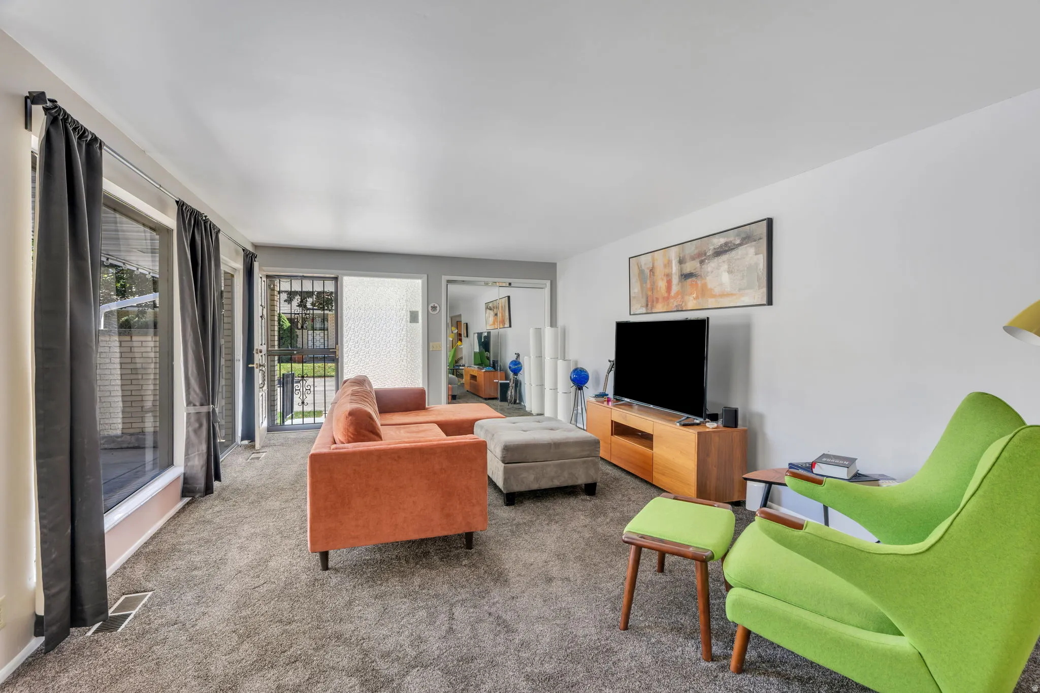 Wall-to-wall carpeting and neutral wall finishes