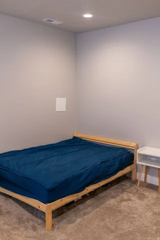Recessed ceiling lighting with a ceiling vent and neutral wall paint