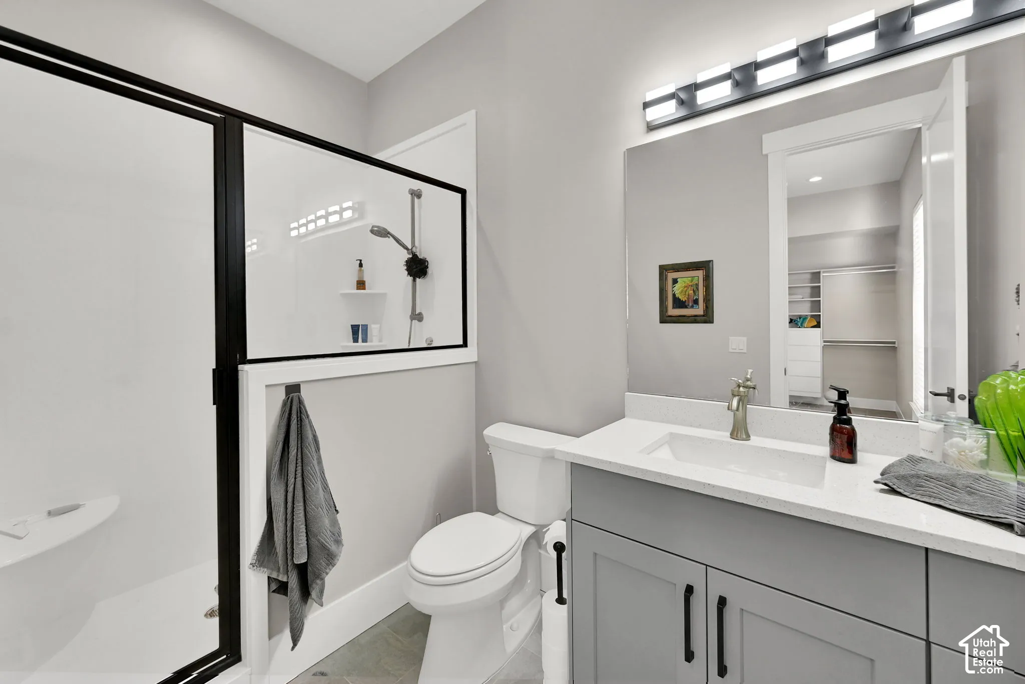 Shower with a built-in bench and a handheld showerhead