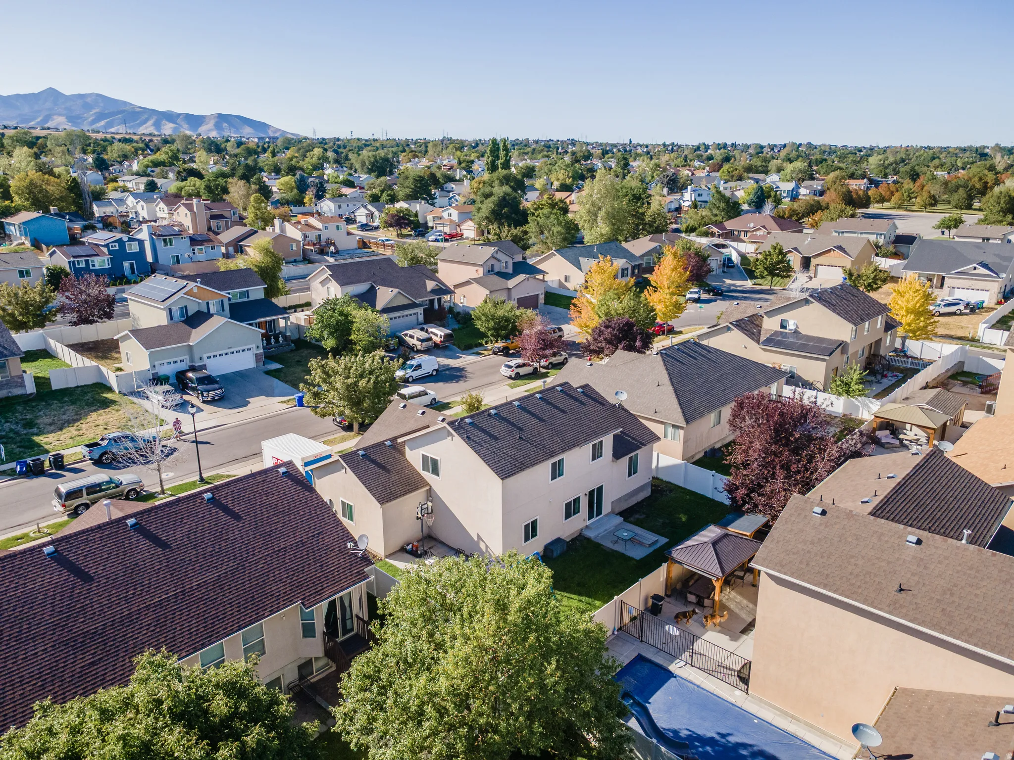Beautiful mountain views and neighborhood.
