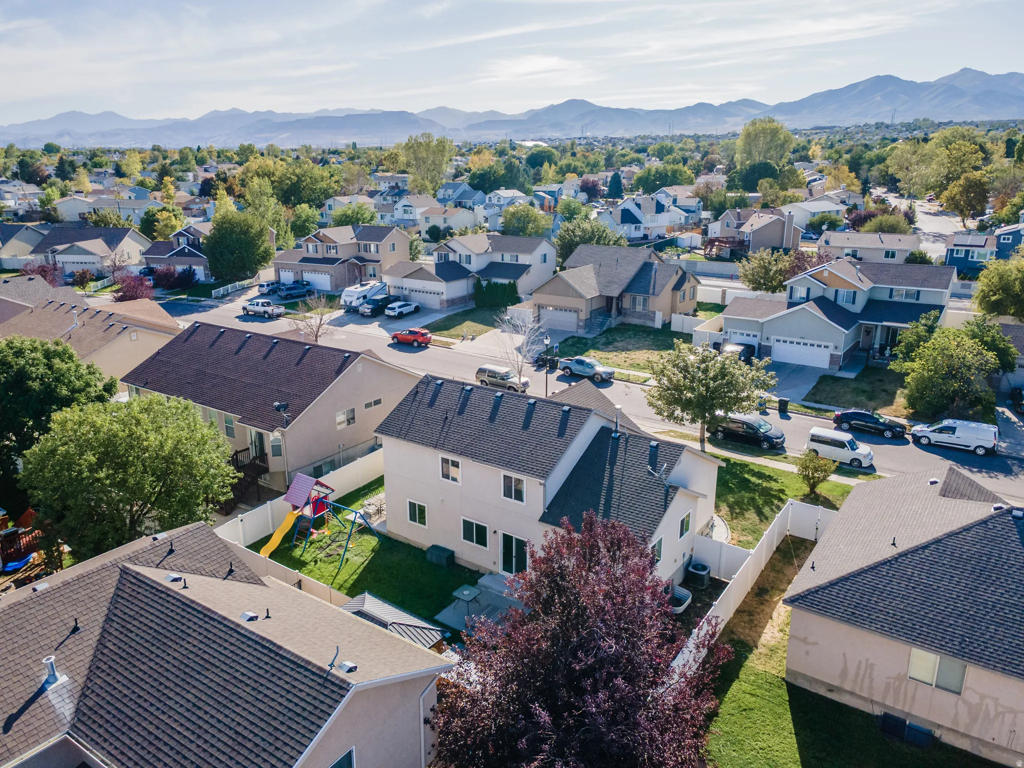 Beautiful mountain views and neighborhood.