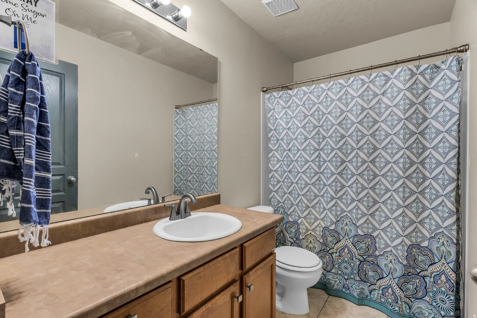 Upstairs full bathroom.