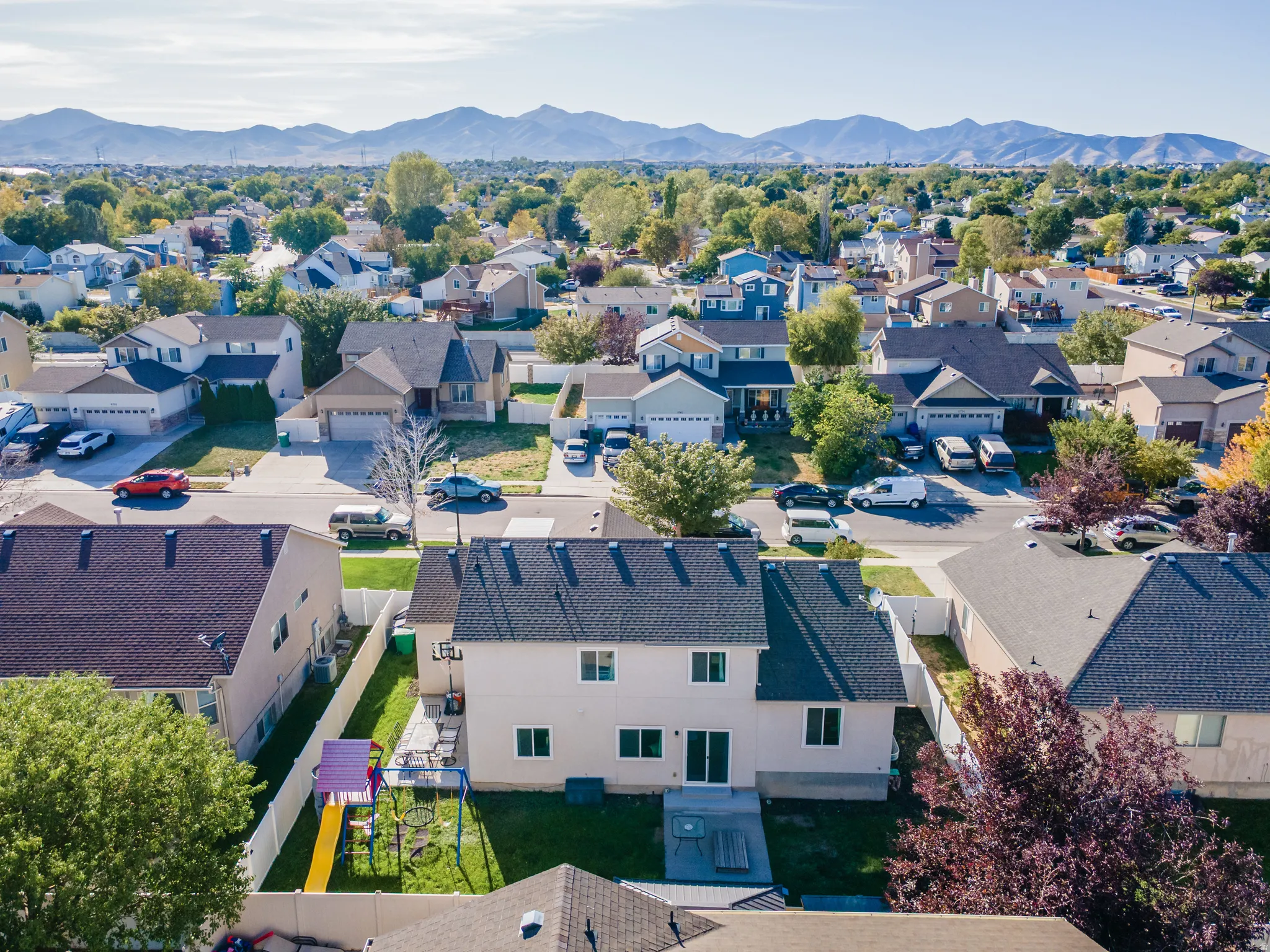 Beautiful mountain views and neighborhood.