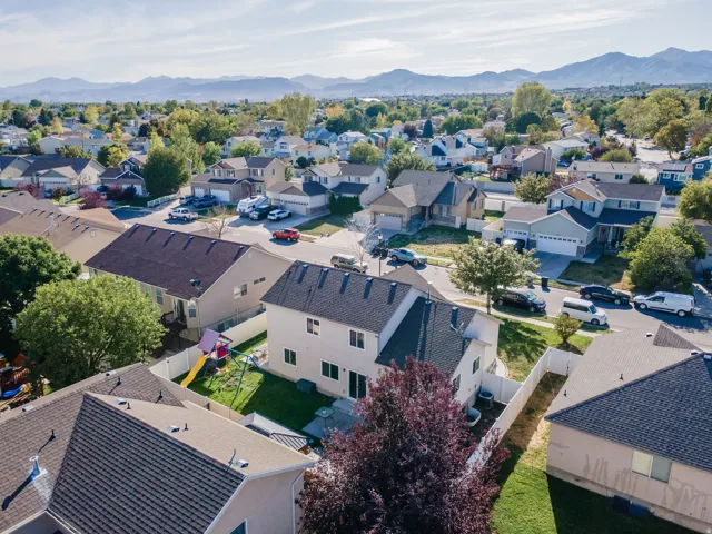 Beautiful mountain views and neighborhood.