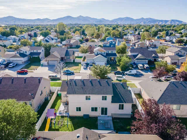 Beautiful mountain views and neighborhood.