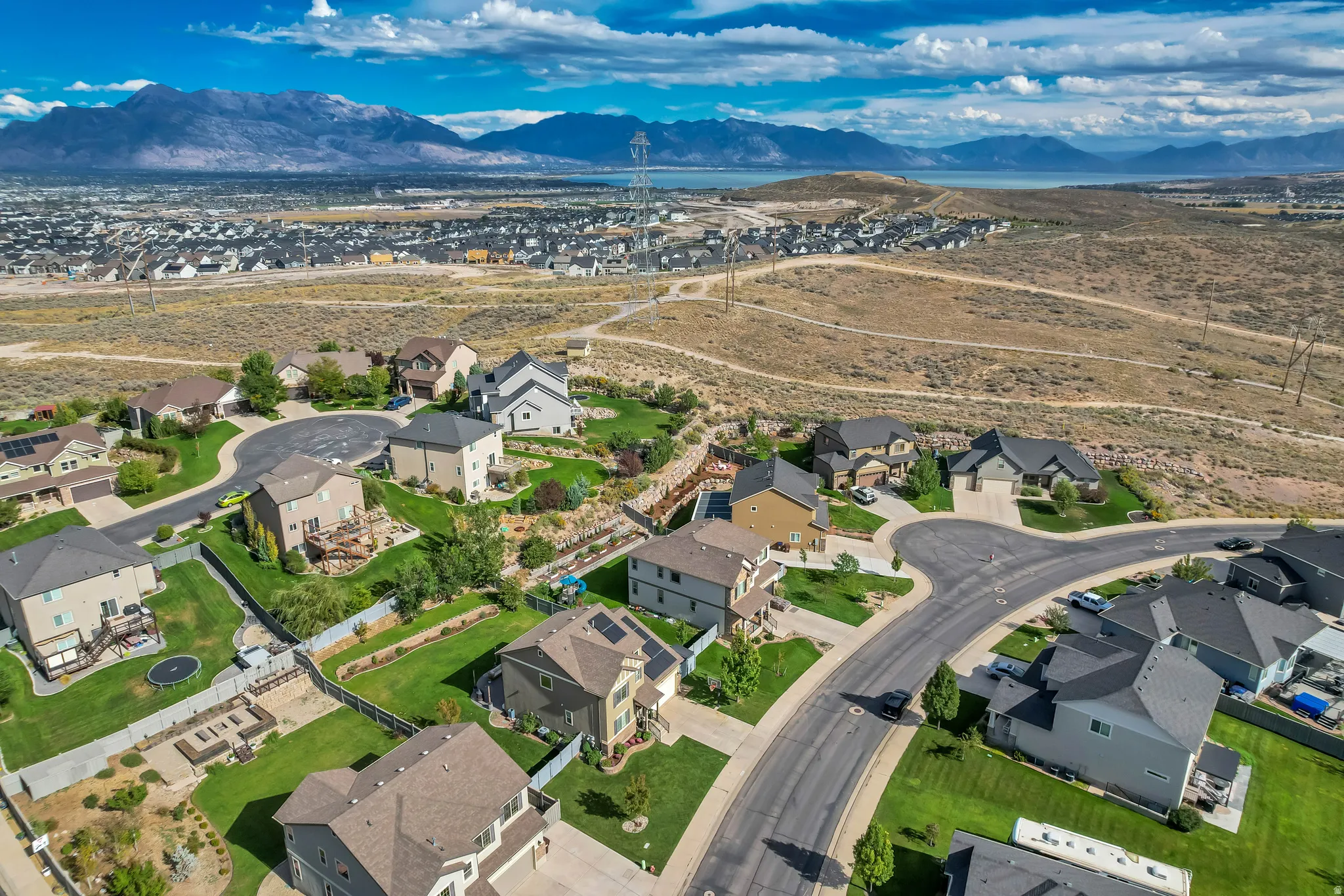 Residential neighborhood featuring a cul-de-sac, paved streets, and landscaped lots