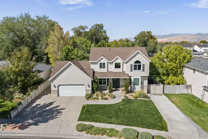 This 2 Story has so much to offer