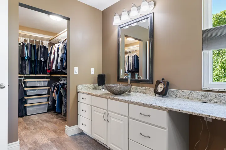Walk-in Closet