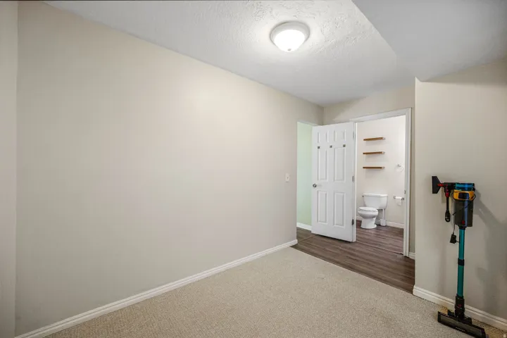 Neutral wall paint with textured ceiling
