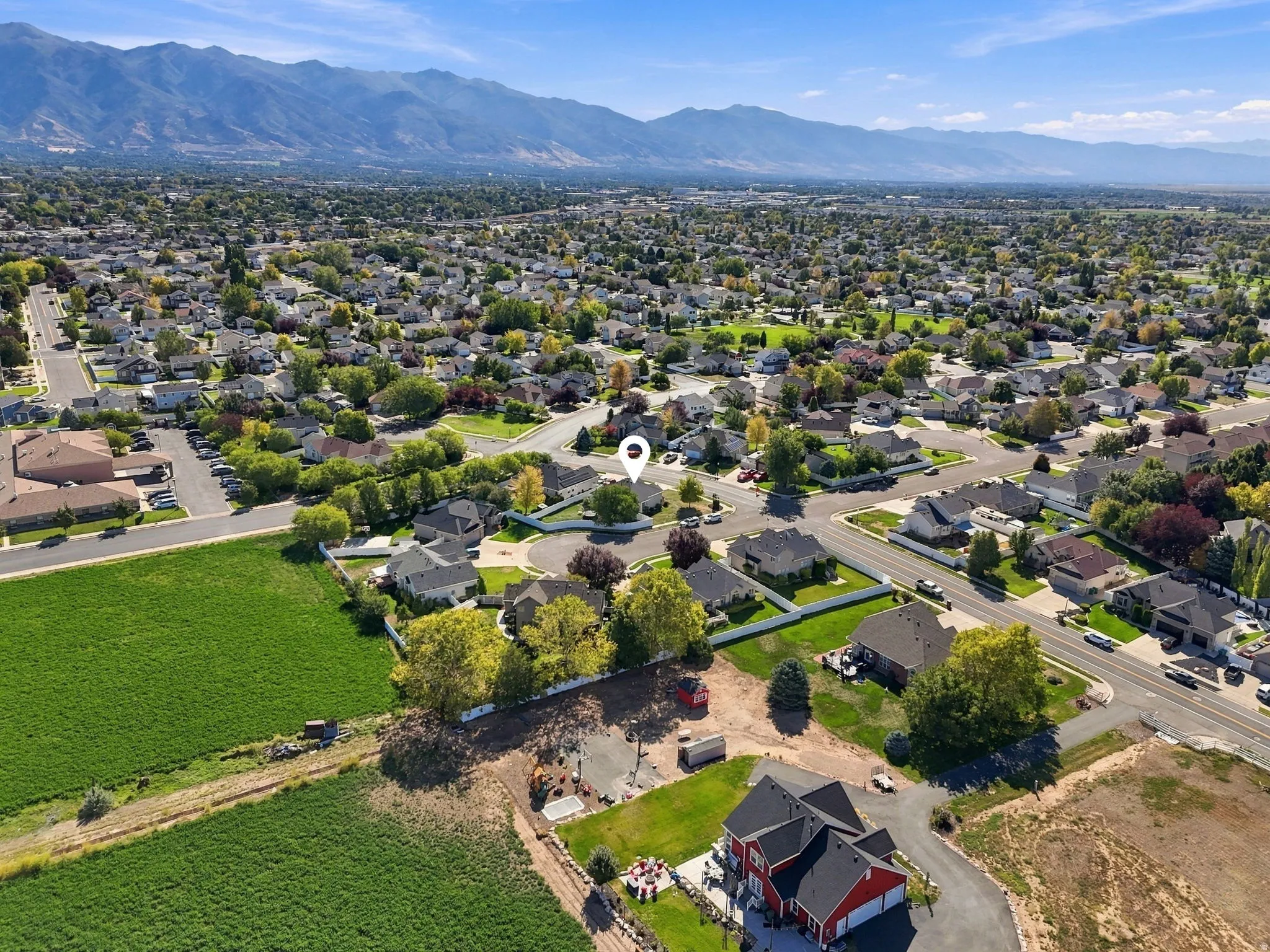 Expansive neighborhood with mountain backdrop