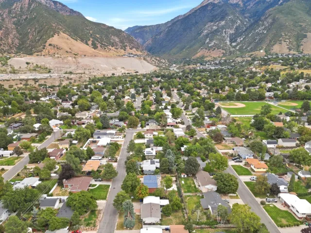 Minutes to Big Cottonwood Canyon and the street to head up to Little Cottonwood Canyon.
