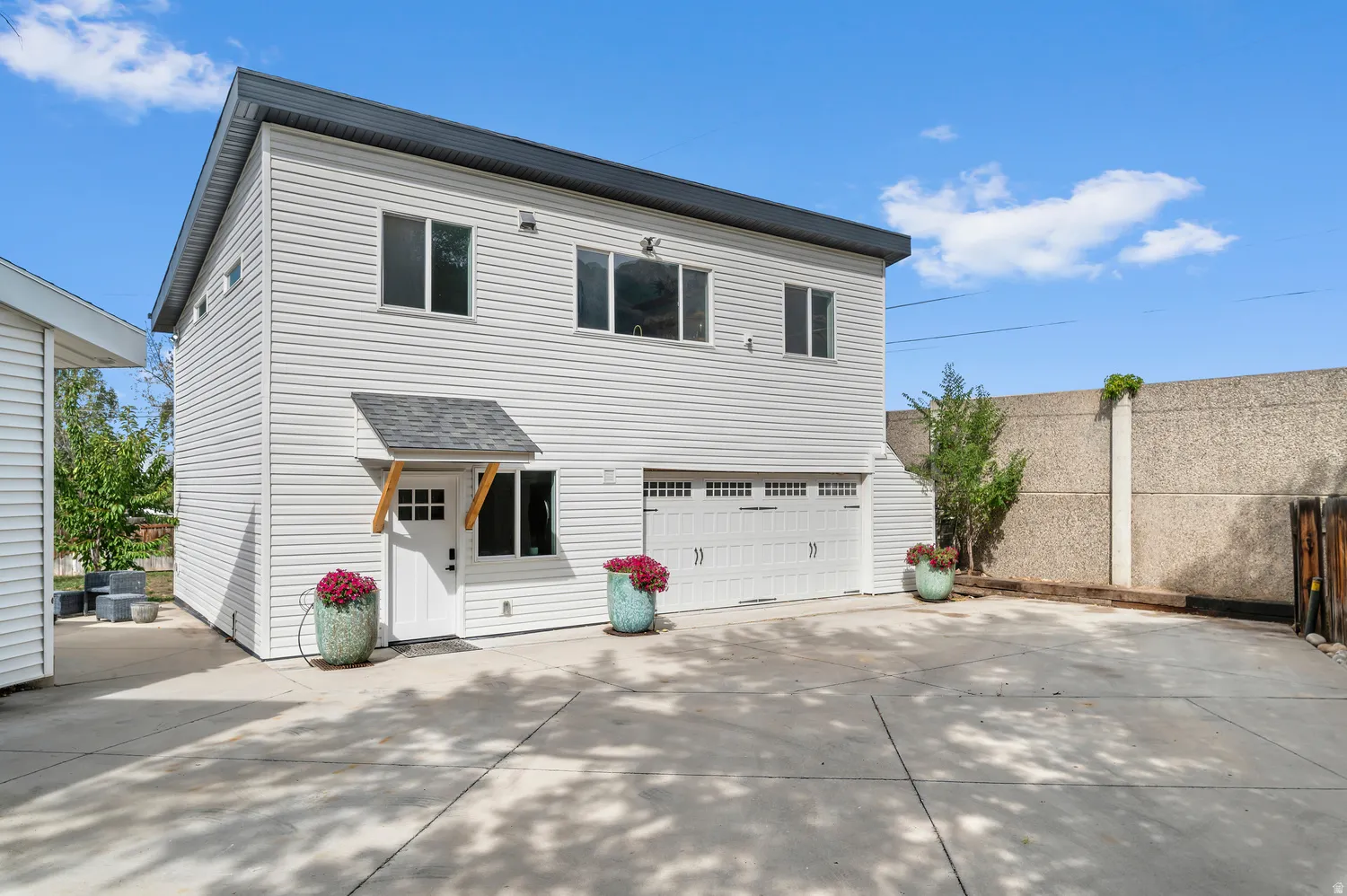 Detached guest house with 2 car garage