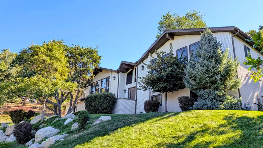 8 S Mountain Wood Ln, Sandy, Utah 84092