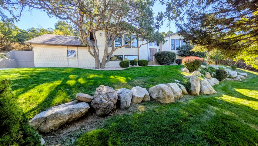 8 S Mountain Wood Ln, Sandy, Utah 84092