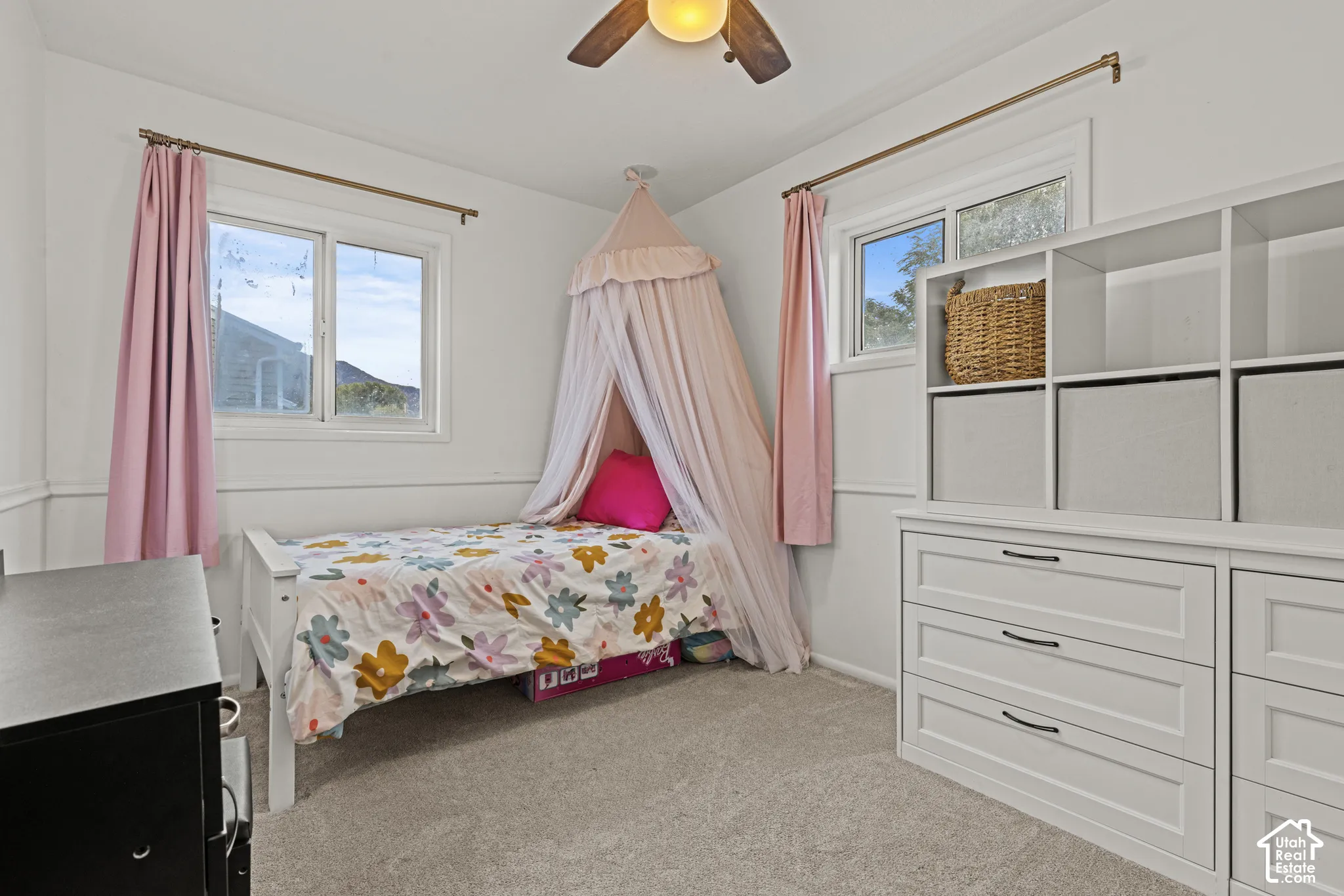 Ceiling fan with light fixture