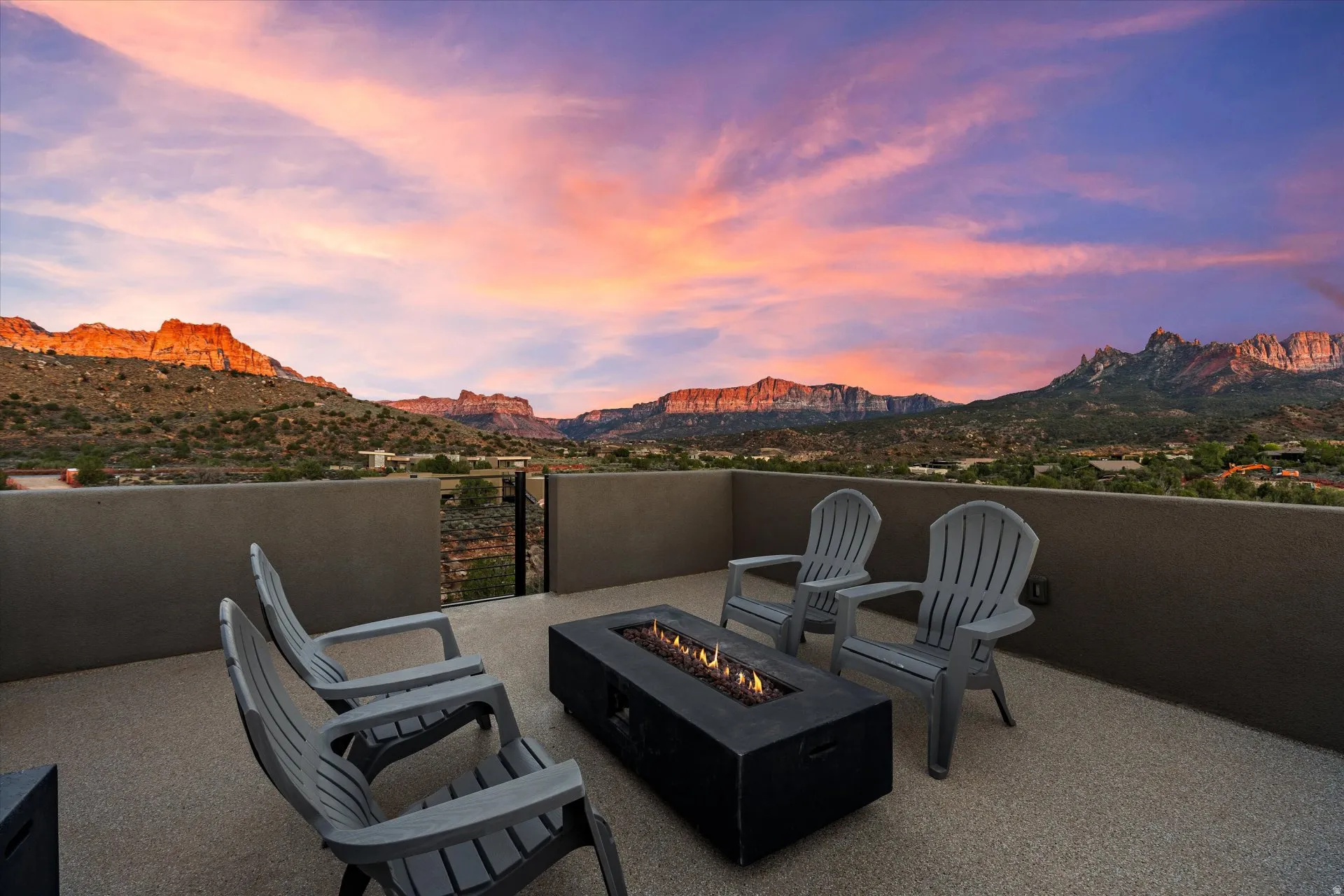 Rooftop deck with 360-degree views of The Watchman and Eagle Crags, reached by a spiral staircase.