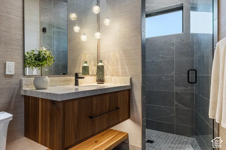 Full bath off the hallway