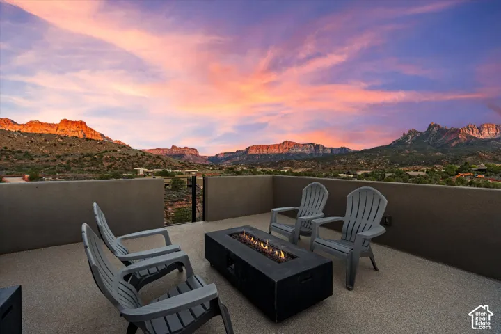 Rooftop deck with 360-degree views of The Watchman and Eagle Crags, reached by a spiral staircase.