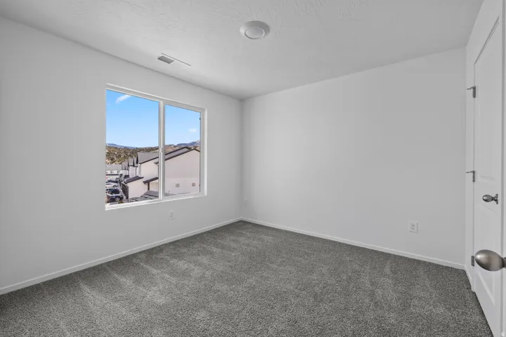 Neutral wall paint with textured carpeting