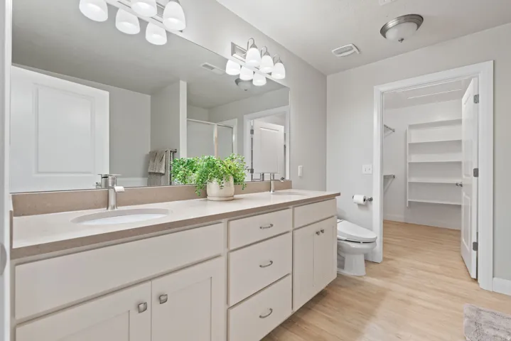 Dual vanity with undermount sinks, chrome fixtures, and a large mirror