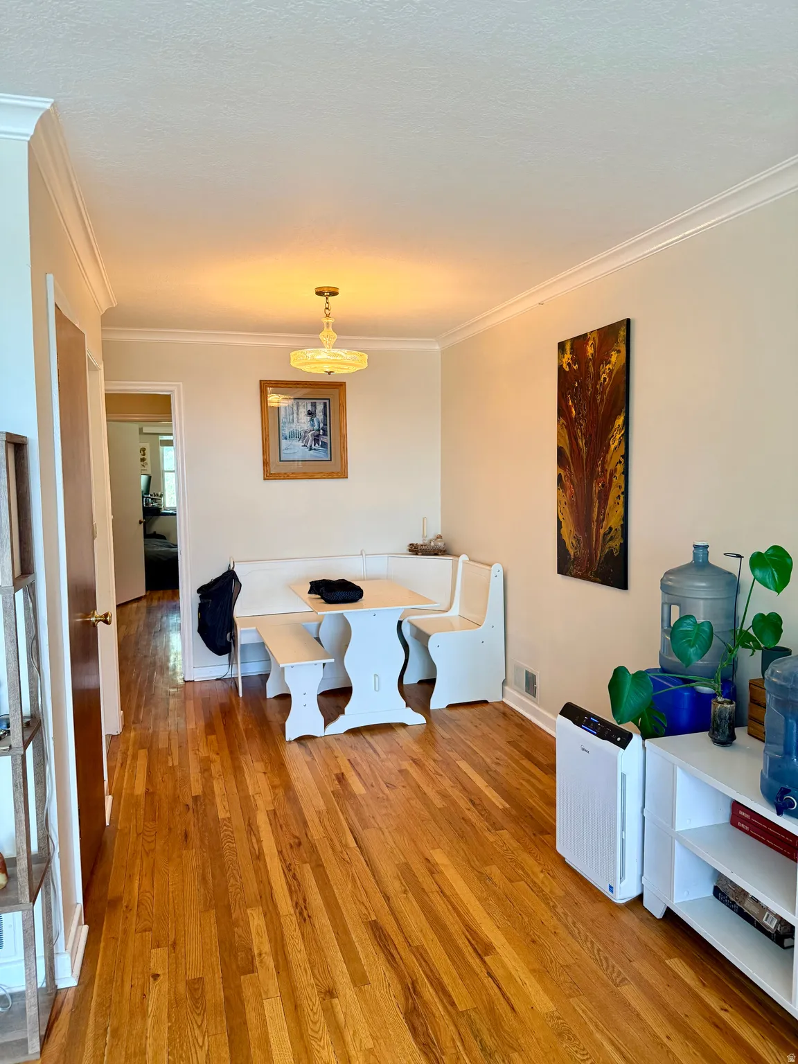 677 Dining area