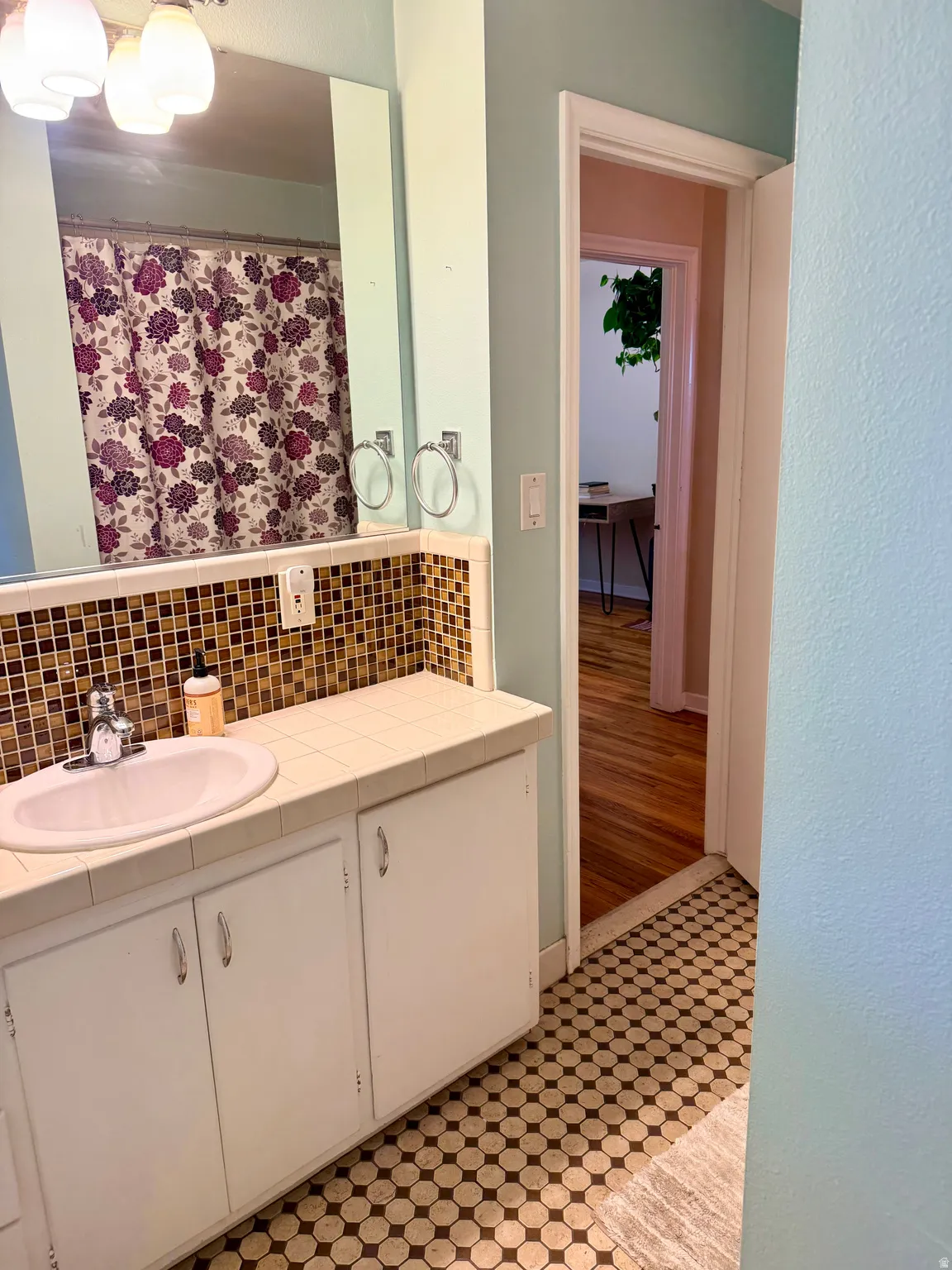 677 upstairs bathroom