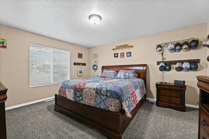 Neutral-toned walls complement the textured gray carpeting