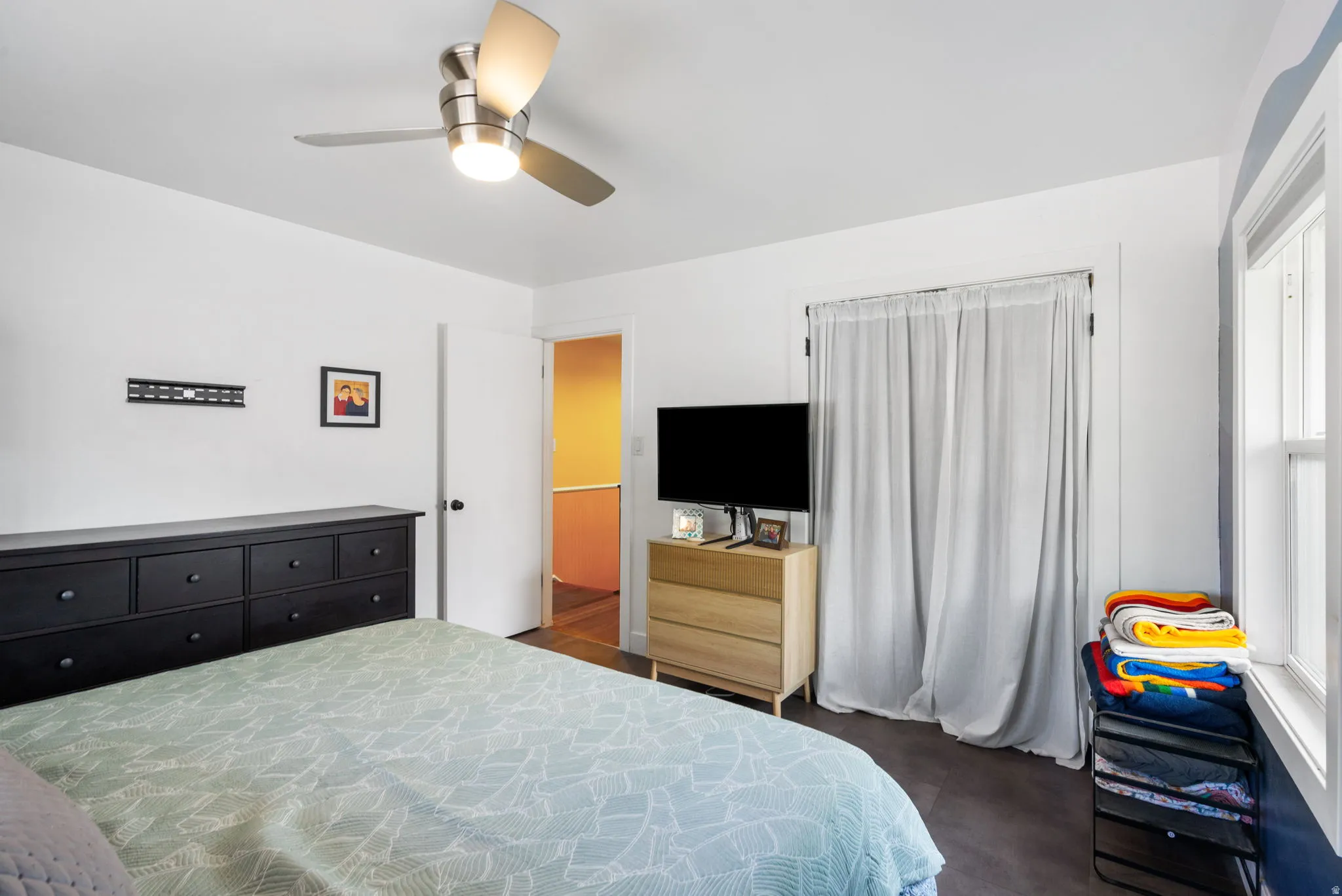 Ceiling fan with integrated lighting