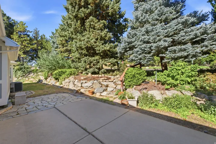 Concrete patio with flagstone accent