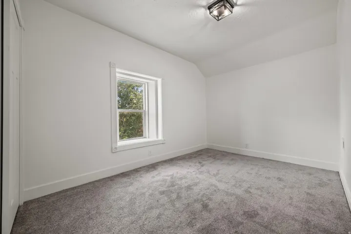 Neutral wall color with plush gray carpet