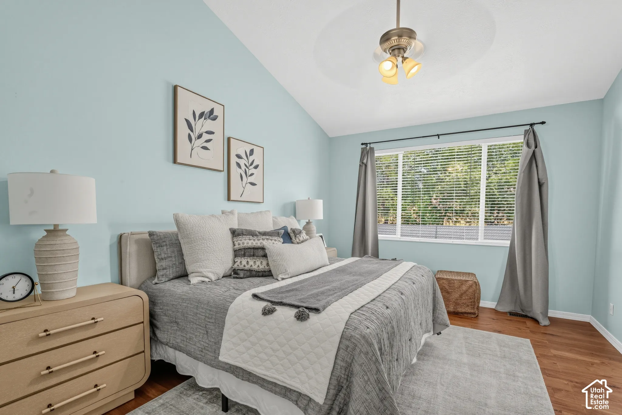Vaulted ceiling with an attached ceiling fan and light fixture