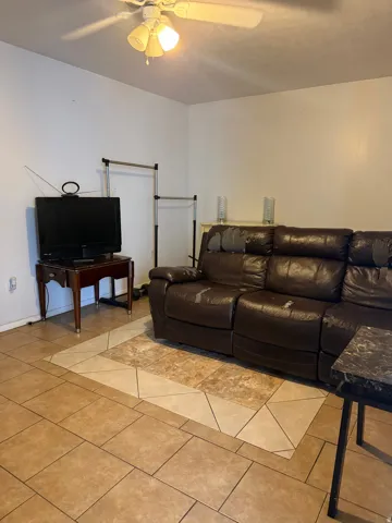 Ceiling fan with integrated lighting