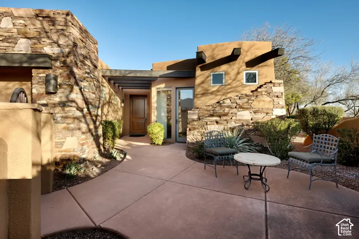 1-bedroom side of home (entrance)