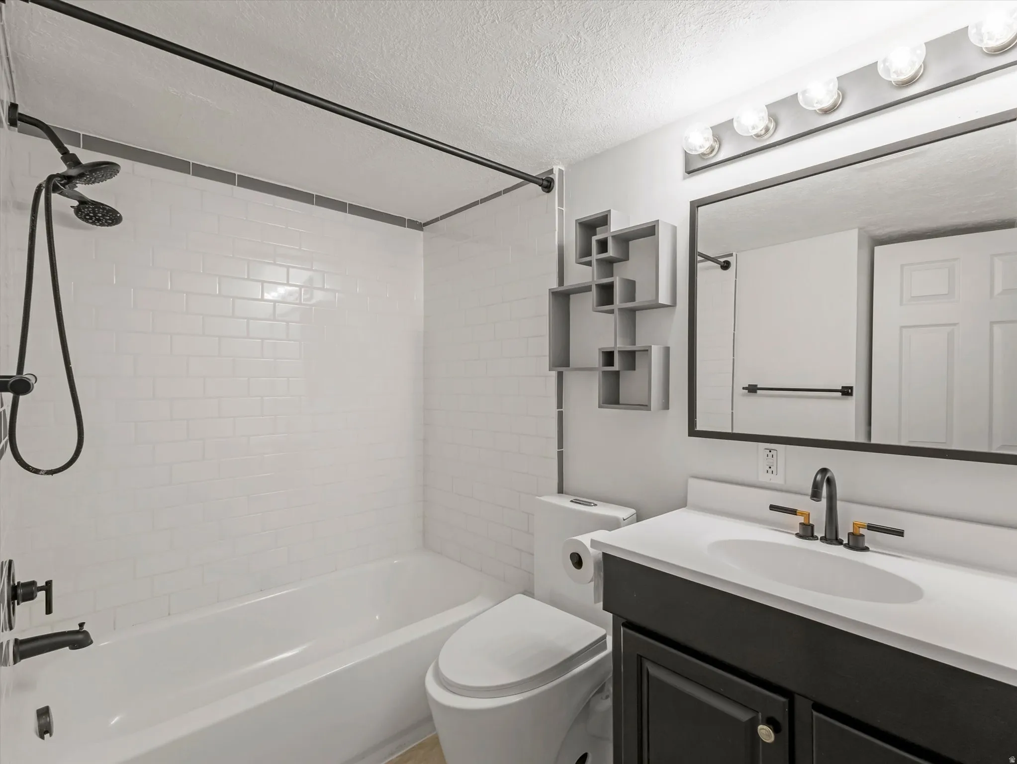 White subway tile shower surround with a dual-head shower fixture