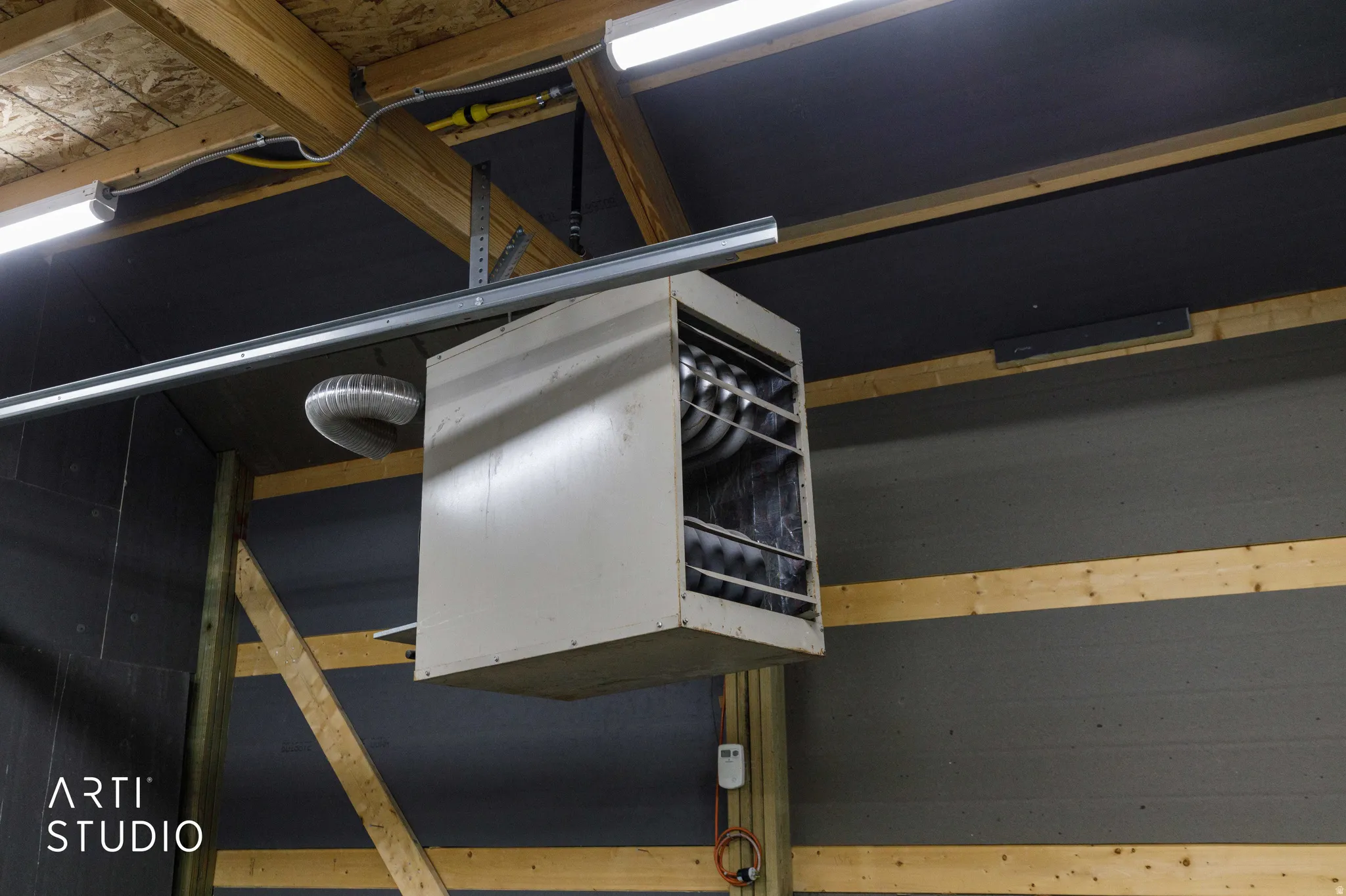 Heating unit for exterior shop