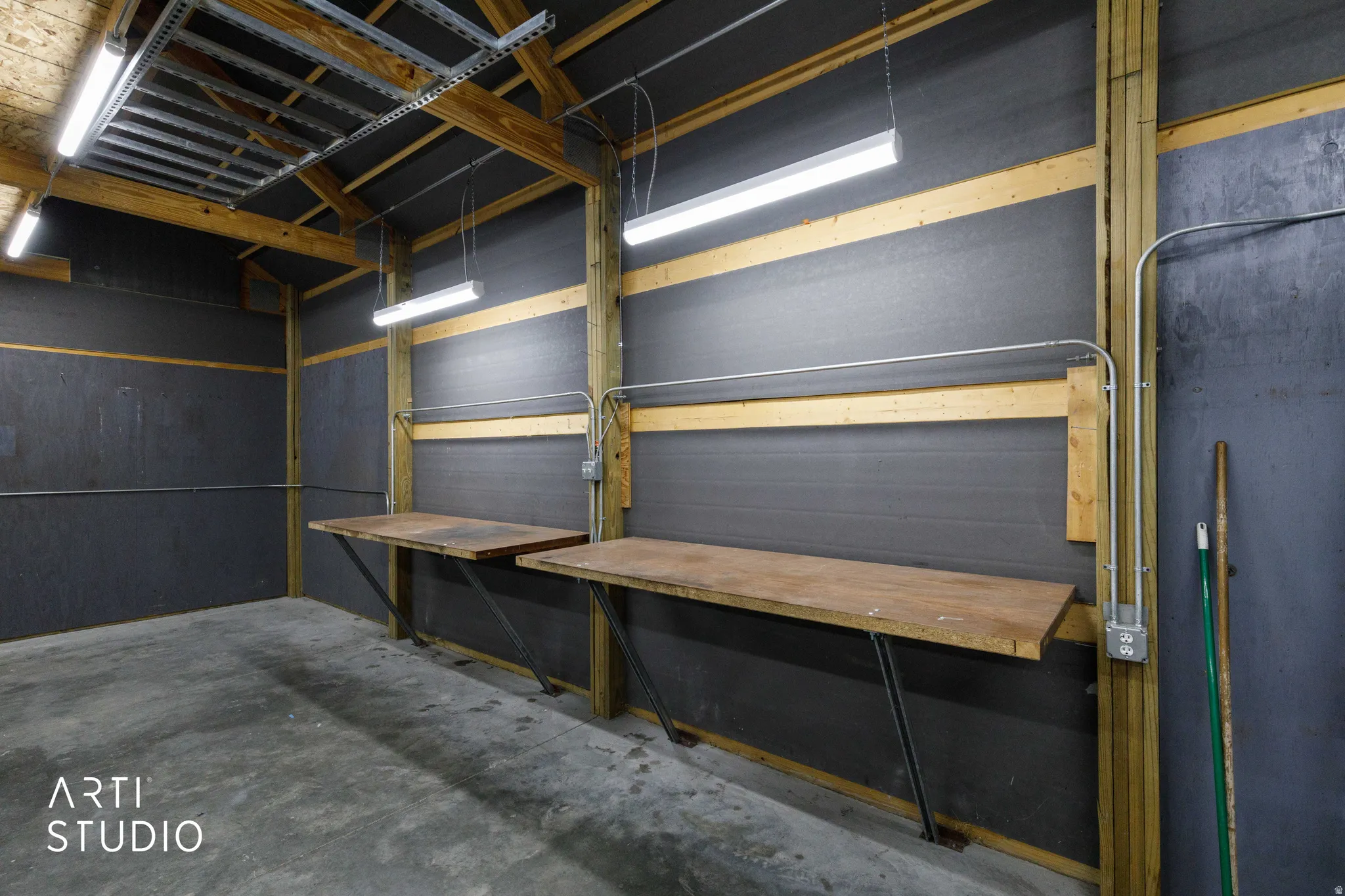 Shopt interior showing work bench area